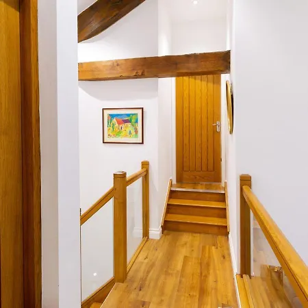 Willow Tree Barn * كندال